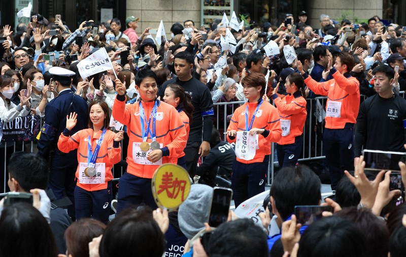 ミラノ・コルティナ冬季オリンピック・パラリンピック日本選手団の応援感謝イベントで、日本橋の街を練り歩き観客の声援に答えるフィギュアスケートペアで金メダルの三浦璃来さん、木原龍一さんら選手たち＝東京都中央区で2026年4月25日午前9時55分、滝川大貴撮影