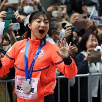 ミラノ・コルティナ冬季オリンピック・パラリンピック日本選手団の応援感謝イベントで、日本橋の街を練り歩き観客の声援に応えるフィギュアスケート女子銀メダルの坂本花織さん＝東京都中央区で2026年4月25日午前10時2分、滝川大貴撮影