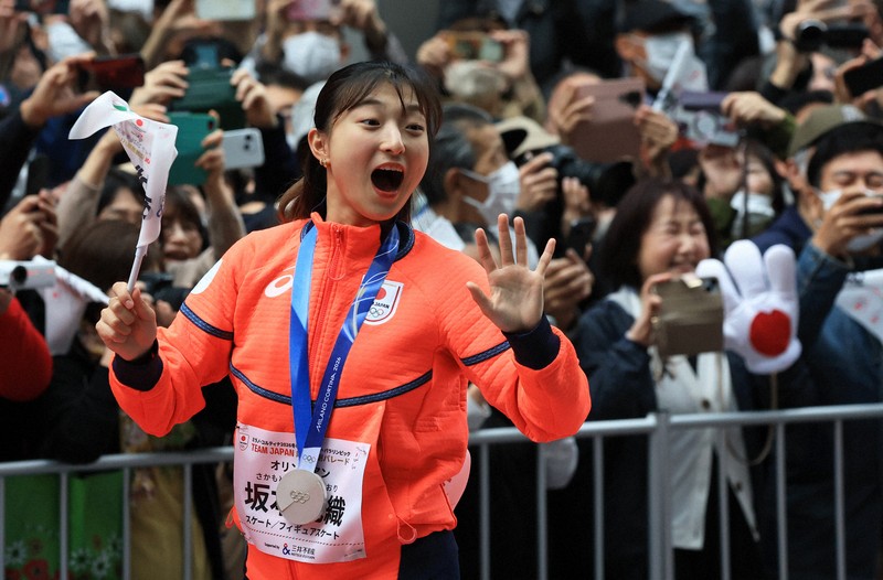 ミラノ・コルティナ冬季オリンピック・パラリンピック日本選手団の応援感謝イベントで、日本橋の街を練り歩き観客の声援に応えるフィギュアスケート女子銀メダルの坂本花織さん＝東京都中央区で2026年4月25日午前10時2分、滝川大貴撮影
