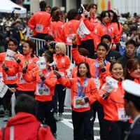 日本橋をパレードするフィギュアスケートペアの三浦璃来さん（右から5人目）、木原龍一さん（同4人目）らミラノ・コルティナオリンピック、パラリンピックの日本代表選手たち＝東京都中央区で2026年4月25日午前10時5分、猪飼健史撮影