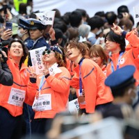ミラノ・コルティナ冬季オリンピック・パラリンピック日本選手団の応援感謝イベントで、日本橋の街を練り歩き観客の声援に答える（左から）スノーボード男子ビッグエア・スロープスタイル銀メダルの長谷川勝さん（左から2人目）ら選手たち＝東京都中央区で2026年4月25日午前9時44分、滝川大貴撮影