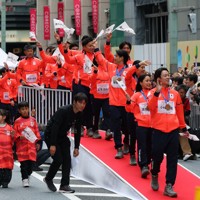 日本橋をパレードするスキージャンプの（右から）小林陵侑さん、高梨沙羅さん、丸山希さんらミラノ・コルティナオリンピック、パラリンピックの日本代表選手たち＝東京都中央区で2026年4月25日午前9時36分、猪飼健史撮影