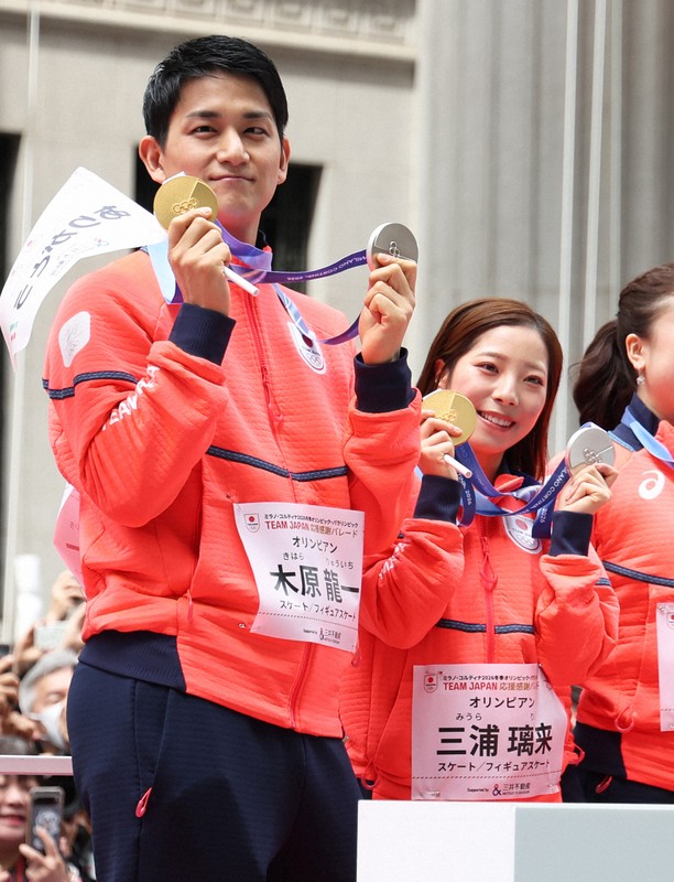 ミラノ・コルティナ冬季オリンピック・パラリンピック日本選手団の応援感謝イベントで、日本橋の街を練り歩きメダルを手にするフィギュアスケートペアで金メダルの三浦璃来さん、木原龍一さん＝東京都中央区で2026年4月25日午前9時57分、滝川大貴撮影