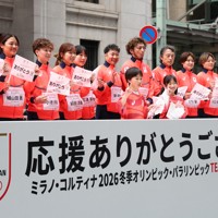 ミラノ・コルティナ冬季オリンピック・パラリンピック日本選手団の応援感謝イベントで、日本橋の街を練り歩き観客の声援に応えるアイスホッケーの選手たち＝東京都中央区で2026年4月25日午前9時52分、滝川大貴撮影