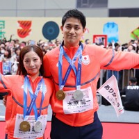 日本橋をパレードするフィギュアスケートペアの三浦璃来さん（左）と木原龍一さん＝東京都中央区で2026年4月25日午前10時16分、猪飼健史撮影