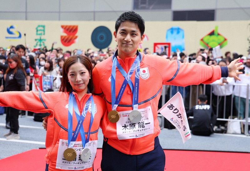 日本橋をパレードするフィギュアスケートペアの三浦璃来さん（左）と木原龍一さん＝東京都中央区で2026年4月25日午前10時16分、猪飼健史撮影