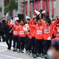 日本橋をパレードするフリースタイルスキーの堀島行真さん（手前右端）らミラノ・コルティナオリンピック、パラリンピックの日本代表選手たち＝東京都中央区で2026年4月25日午前9時35分、猪飼健史撮影