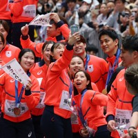 日本橋でのパレードを楽しむフィギュアスケートの選手たち＝東京都中央区で2026年4月25日午前10時11分、猪飼健史撮影