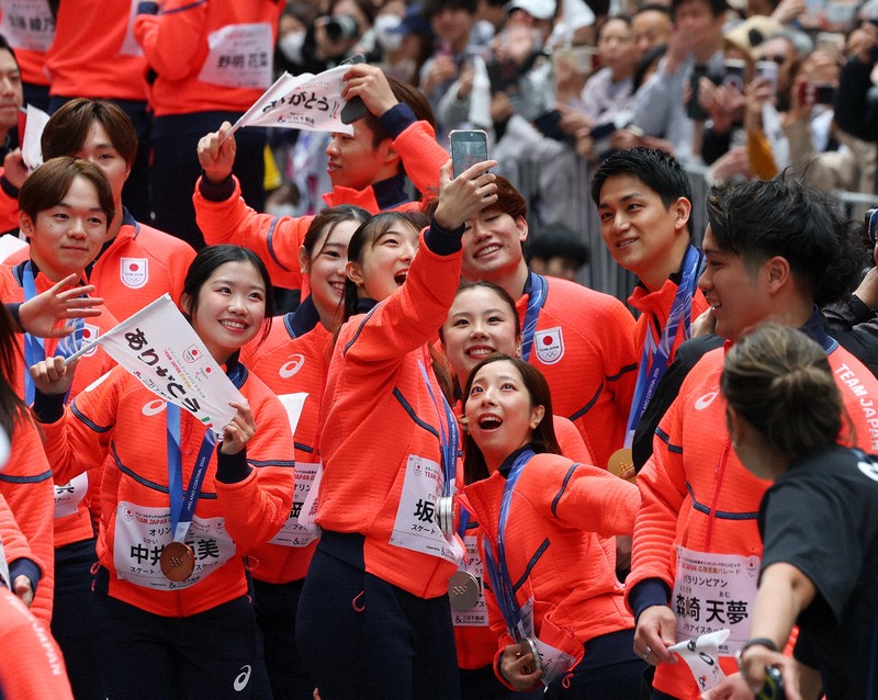 日本橋でのパレードを楽しむフィギュアスケートの選手たち＝東京都中央区で2026年4月25日午前10時11分、猪飼健史撮影