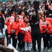 日本橋をパレードするアイスホッケーの選手たち＝東京都中央区で2026年4月25日午前10時1分、猪飼健史撮影
