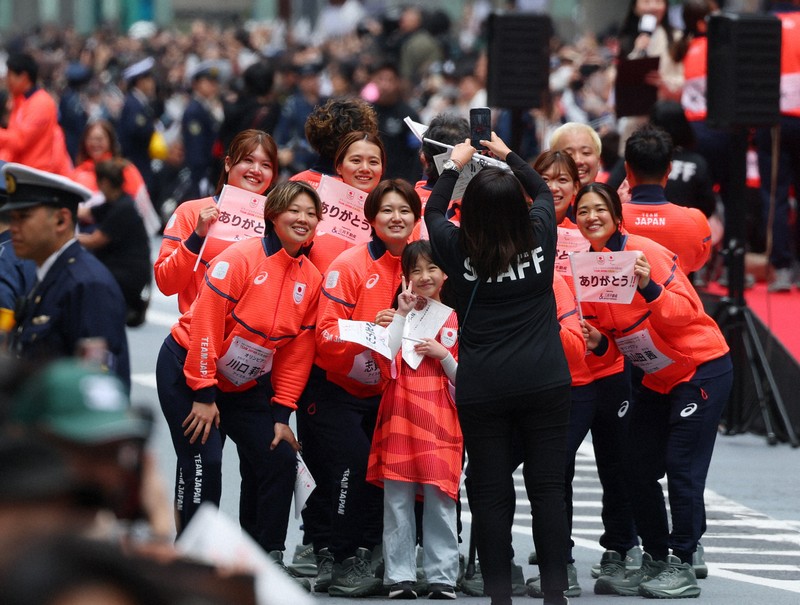 日本橋をパレードするアイスホッケーの選手たち＝東京都中央区で2026年4月25日午前10時1分、猪飼健史撮影