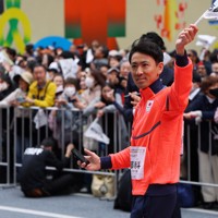 日本橋をパレードするスキーノルディック複合の渡部暁斗＝東京都中央区で2026年4月25日午前9時41分、猪飼健史撮影