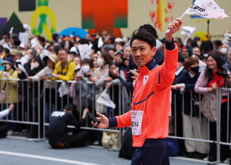 日本橋をパレードするスキーノルディック複合の渡部暁斗＝東京都中央区で2026年4月25日午前9時41分、猪飼健史撮影