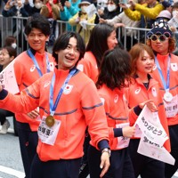 日本橋をパレードするスノーボードハーフパイプの戸塚優斗さん（左から2人目）らミラノ・コルティナオリンピック、パラリンピックの日本代表選手たち＝東京都中央区で2026年4月25日午前9時56分、猪飼健史撮影