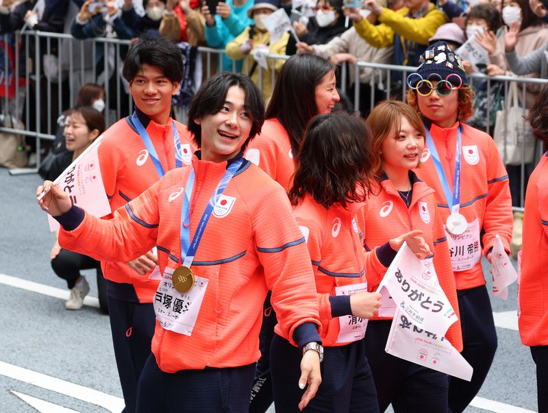 日本橋をパレードするスノーボードハーフパイプの戸塚優斗さん（左から2人目）らミラノ・コルティナオリンピック、パラリンピックの日本代表選手たち＝東京都中央区で2026年4月25日午前9時56分、猪飼健史撮影