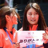 日本橋をパレードし、ステージに上がるスノーボードビッグエアの村瀬心椛さん（右）＝東京都中央区で2026年4月25日午前9時58分、猪飼健史撮影