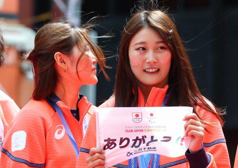 日本橋をパレードし、ステージに上がるスノーボードビッグエアの村瀬心椛さん（右）＝東京都中央区で2026年4月25日午前9時58分、猪飼健史撮影