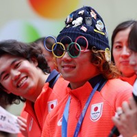 日本橋をパレードし、ステージに上がるスノーボードスロープスタイルの長谷川帝勝さん（中央）＝東京都中央区で2026年4月25日午前9時59分、猪飼健史撮影
