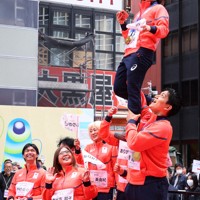 日本橋をパレードし、ステージ上でリフトを決めるフィギュアスケートペアの三浦璃来さん（手前上）と木原龍一さん（同下）＝東京都中央区で2026年4月25日午前10時15分、猪飼健史撮影