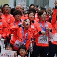 日本橋でのパレードを楽しむフィギュアスケートの（右から）坂本花織さん、鍵山優真さん、千葉百音さん、中井亜美さん、佐藤駿さん、三浦佳生さん＝東京都中央区で2026年4月25日午前10時13分、猪飼健史撮影
