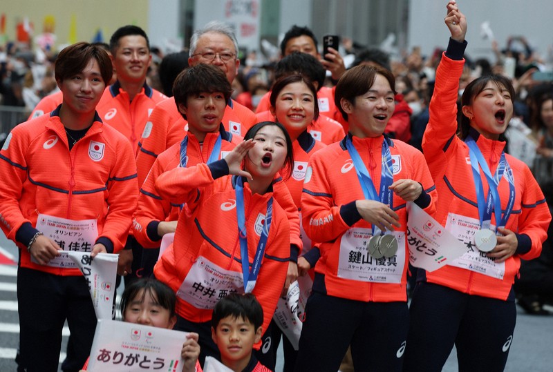 日本橋でのパレードを楽しむフィギュアスケートの（右から）坂本花織さん、鍵山優真さん、千葉百音さん、中井亜美さん、佐藤駿さん、三浦佳生さん＝東京都中央区で2026年4月25日午前10時13分、猪飼健史撮影