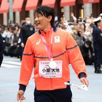 ミラノ・コルティナ冬季オリンピック・パラリンピック日本選手団の応援感謝イベントで、日本橋の街を練り歩き観客の声援に応えるパラスノーボード男子バンクドスラロームの小栗大地さん＝東京都中央区で2026年4月25日午前10時33分、滝川大貴撮影