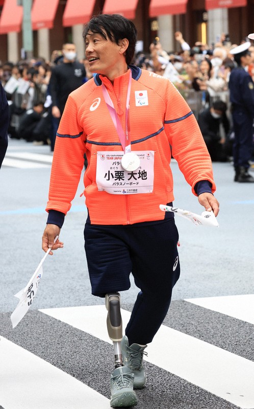 ミラノ・コルティナ冬季オリンピック・パラリンピック日本選手団の応援感謝イベントで、日本橋の街を練り歩き観客の声援に応えるパラスノーボード男子バンクドスラロームの小栗大地さん＝東京都中央区で2026年4月25日午前10時33分、滝川大貴撮影