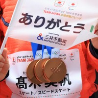 ミラノ・コルティナ冬季オリンピック・パラリンピック日本選手団の応援感謝イベントで、日本橋の街を練り歩き観客の声援に応えるスピードスケート女子の高木美帆さん。首から三つの銅メダルを下げて臨んだ＝東京都中央区で2026年4月25日午前9時49分、滝川大貴撮影