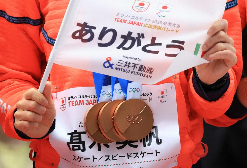 ミラノ・コルティナ冬季オリンピック・パラリンピック日本選手団の応援感謝イベントで、日本橋の街を練り歩き観客の声援に応えるスピードスケート女子の高木美帆さん。首から三つの銅メダルを下げて臨んだ＝東京都中央区で2026年4月25日午前9時49分、滝川大貴撮影