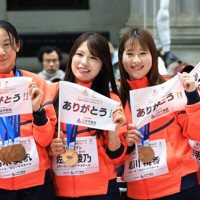 ミラノ・コルティナ冬季オリンピック・パラリンピック日本選手団の応援感謝イベントで、日本橋の街を練り歩き観客の声援に応えるスピードスケート女子の（左から）高木美帆さん、佐藤綾乃さん、堀川桃香さん、野明花菜さん＝東京都中央区で2026年4月25日午前9時49分、滝川大貴撮影