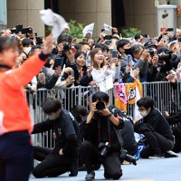 ミラノ・コルティナ冬季オリンピック・パラリンピック日本選手団の応援感謝イベントで、日本橋の街を練り歩く選手に声援を送る観客ら。左手前はフィギュアスケート女子の坂本花織＝東京都中央区で2026年4月25日午前10時35分、滝川大貴撮影