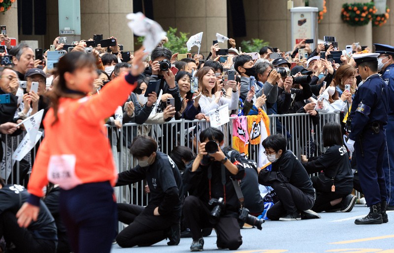 ミラノ・コルティナ冬季オリンピック・パラリンピック日本選手団の応援感謝イベントで、日本橋の街を練り歩く選手に声援を送る観客ら。左手前はフィギュアスケート女子の坂本花織＝東京都中央区で2026年4月25日午前10時35分、滝川大貴撮影