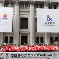 ミラノ・コルティナ冬季オリンピック・パラリンピック日本選手団の応援感謝イベントで、日本橋の街を練り歩き観客の声援に応えるスキージャンプ女子個人ノーマルヒルと混合団体で銅メダルの丸山希（左から3人目）さんら＝東京都中央区で2026年4月25日午前9時31分、滝川大貴撮影