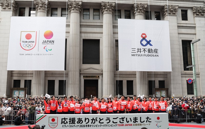 ミラノ・コルティナ冬季オリンピック・パラリンピック日本選手団の応援感謝イベントで、日本橋の街を練り歩き観客の声援に応えるスキージャンプ女子個人ノーマルヒルと混合団体で銅メダルの丸山希（左から3人目）さんら＝東京都中央区で2026年4月25日午前9時31分、滝川大貴撮影