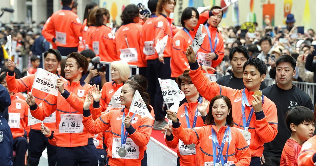 Athletes thank fans at Japan's 1st Winter Games parade