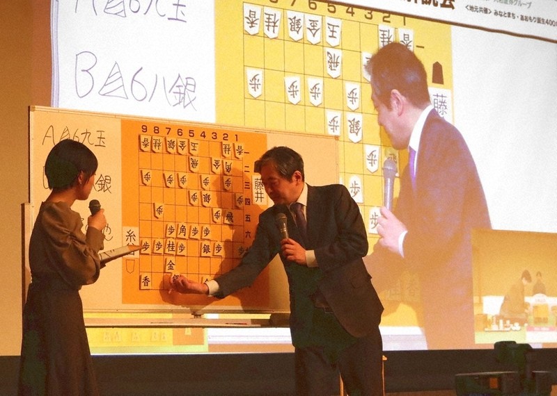 大盤解説をする行方尚史九段（右）と小高佐季子女流初段＝青森市のホテル青森で2026年4月25日、山越峰一郎撮影
