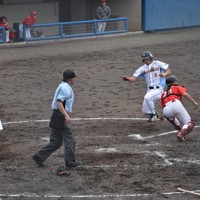【八千代Ageベースボールクラブ－ハナマウイ】五回裏ハナマウイ1死二、三塁、杉山の中前打で本塁を狙う二走・沼田＝千葉県茂原市の長生の森公園野球場で2026年4月25日、柴田智弘撮影