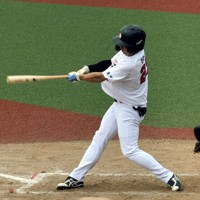 【武蔵野クラブ－CLUB　REBASE】二回裏CLUB　REBASE1死二、三塁、小木曽の中前適時打で先制＝府中市民球場で