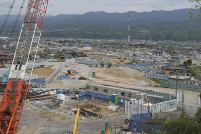 展望台から望むリニア中央新幹線の長野県駅（仮称）建設現場周辺。奥は山梨県側で、リニアは3キロ以上先にある山裾まで一直線に走る予定＝長野県飯田市で2026年4月22日、去石信一撮影