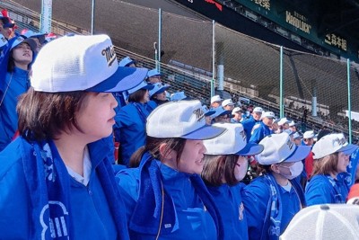 真剣なまなざしをグラウンドに送る保護者たち＝兵庫県西宮市の阪神甲子園球場で2026年3月26日