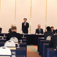 3月にあった自民党県連役員会の冒頭、あいさつする小鑓隆史会長（中央）。県知事選の候補者擁立については結論が出ず、4月に先送りされた＝草津市で2026年3月21日午前10時3分、岸桂子撮影
