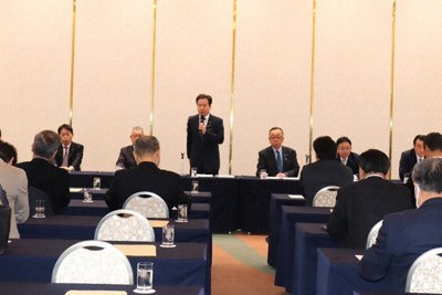 3月にあった自民党県連役員会の冒頭、あいさつする小鑓隆史会長（中央）。県知事選の候補者擁立については結論が出ず、4月に先送りされた＝草津市で2026年3月21日午前10時3分、岸桂子撮影