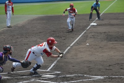 【福山ローズファイターズ－松山フェニックス】六回裏松山フェニックス1死一、三塁、池上の投前スクイズで前田が還り先制＝松山市市坪西町の坊っちゃんスタジアムで2026年4月25日午前11時36分、花岡洋二撮影