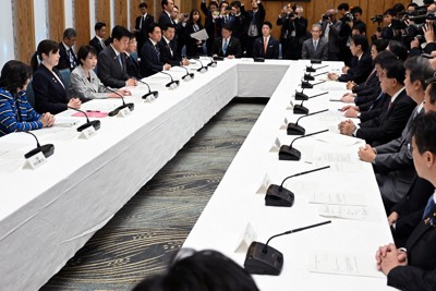 首相官邸で開かれた外国人政策に関する関係閣僚会議の初会合。今年1月にまとめられた「総合的対応策」では、在留許可手数料の引き上げが盛り込まれた＝2025年11月4日午前10時40分、平田明浩撮影