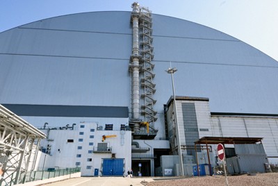 事故を起こしたチョルノービリ（チェルノブイリ）原発を覆う巨大な鋼鉄製のシェルター＝ウクライナ北部チョルノービリ原発で2026年3月13日午前11時20分、岡大介撮影