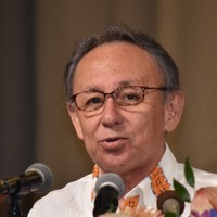 沖縄県知事選への出馬を表明する玉城デニー知事＝那覇市で2026年4月25日午後2時24分、平川昌範撮影
