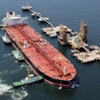京葉シーバースに到着した米国原油を積んだタンカー「OTIS」＝東京湾で2026年4月26日午前11時5分、本社ヘリから幾島健太郎撮影
