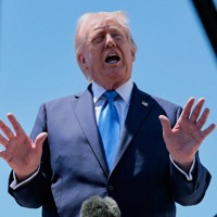 記者団にイラン情勢などを語るトランプ米大統領＝米南部フロリダ州で2026年4月25日、ロイター