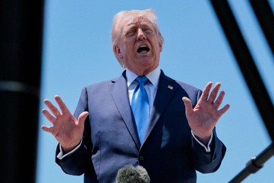 記者団にイラン情勢などを語るトランプ米大統領＝米南部フロリダ州で2026年4月25日、ロイター