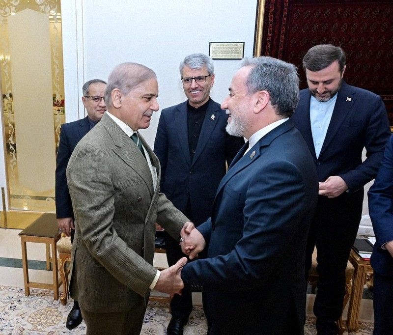 イランのアラグチ外相（右）と握手するパキスタンのシャリフ首相＝イスラマバードで2026年4月25日、パキスタン首相府提供・ロイター